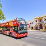 Ônibus panorâmico vermelho em Sevilha